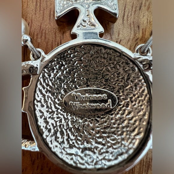 COPY - Vivienne Westwood Three Row Bas Relief Pearl Choker - Picture 12 of 15